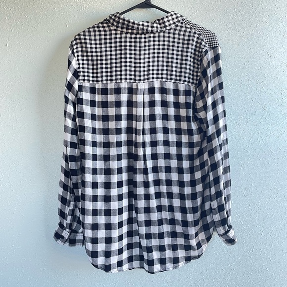 Beachlunchlounge Button Down - Picture 4 of 5